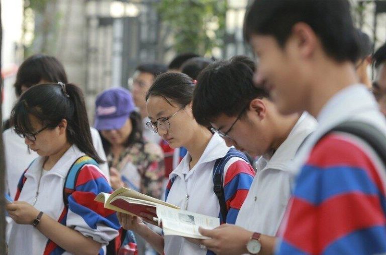 中国高考即将登场，多地要求娱乐场所暂停营业。（中新社）