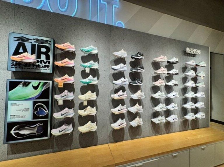 NIKE在中国被消费者快速抛弃 原价899元 数月后变429元 销售额连降七个季度,中国消费者抛弃耐克比想像中更快。(取材自微博)