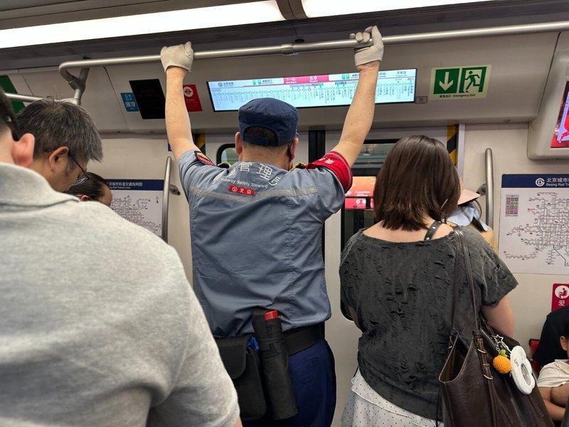 「六四」天安门事件37周年,在搭乘地铁前往天安门广场必经的「一号线」列车上,可以...
