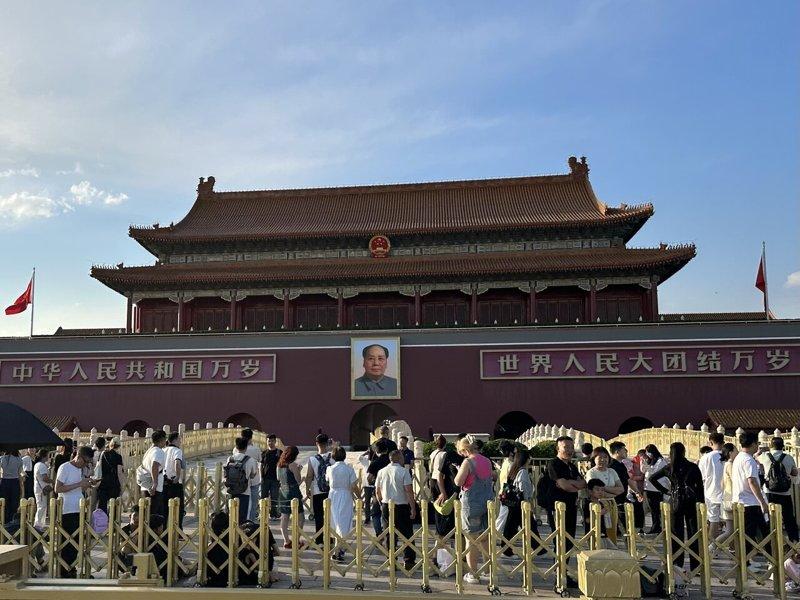 「六四」天安门事件37周年,天安门一带游客人潮如常,但天安门、长安街周边戒备较严...