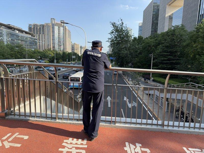 「六四」天安门事件37周年,北京市区部分天桥再度出现「看桥员」身影,两人为一组监...