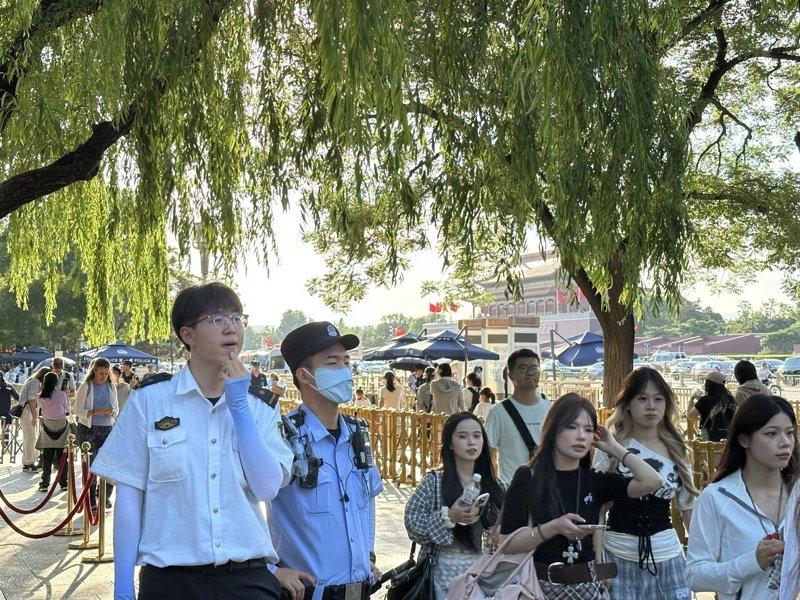 「六四」天安门事件37周年,在天安门广场入口处,保安人员严格要求游客出示预约参观...
