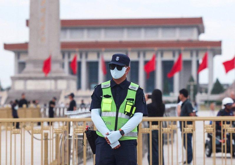 天安门母亲被公安局告知,以后不能在六四周年当天前往万安公墓祭奠遇难亲人。图为6月...