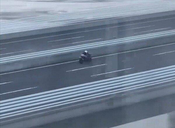 一辆摩托车在高速上超速行驶,视频拍摄者坐在高铁上,高铁当时的速度为284km/h...