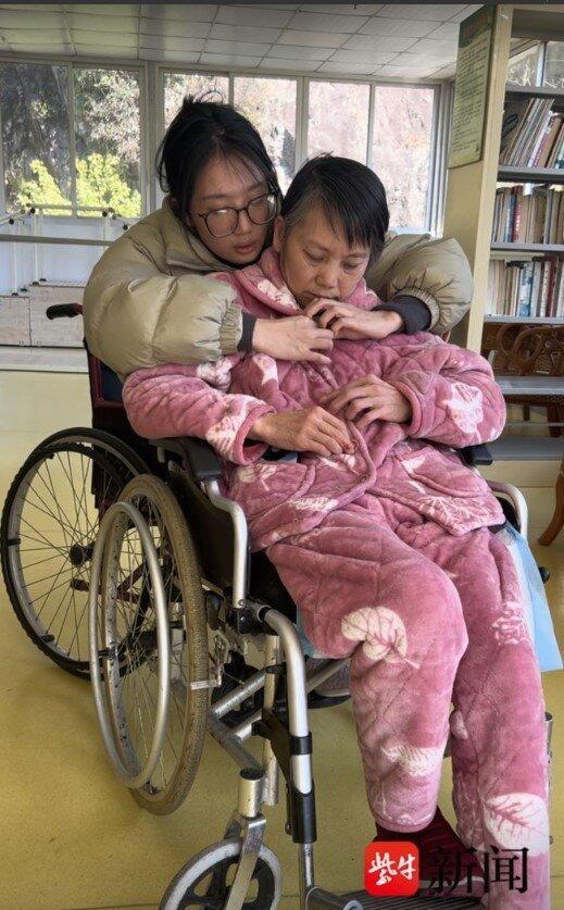 瑶瑶和妈妈在一起。(取材自扬子晚报)