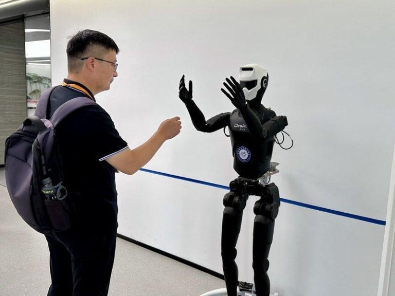 不是只会后空翻 河南实验室探索具身智能机器人应用场景 中豫具身智能实验室与富士康合作,让机器人在工厂门岗判定人员通行许可,目前已入厂测...