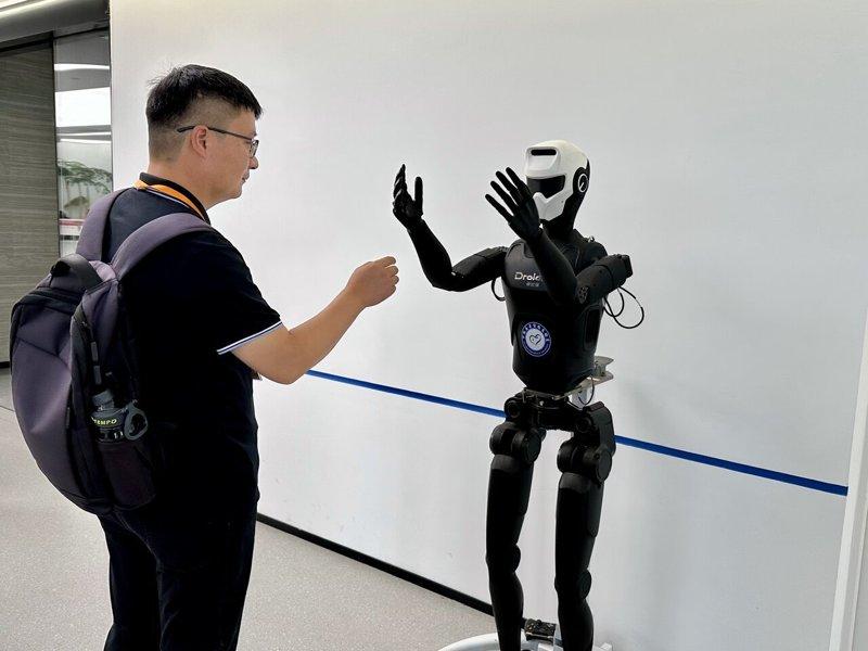 中豫具身智能实验室与富士康合作,让机器人在工厂门岗判定人员通行许可,目前已入厂测...