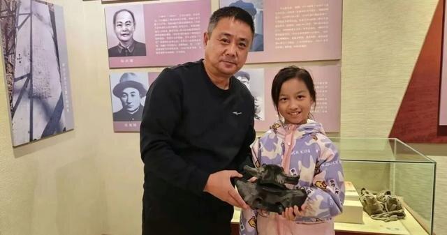 小学生王思睿将捡到的化石上交肇源县博物馆。(取材自大庆晚报)