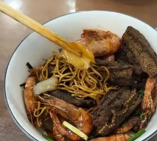 图为网传卖2188元的一碗面。(取材自钱江视频)