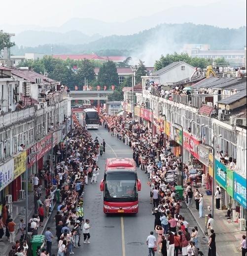 毛坦厂中学送考,头车车牌号为91666。(取材自极目新闻)