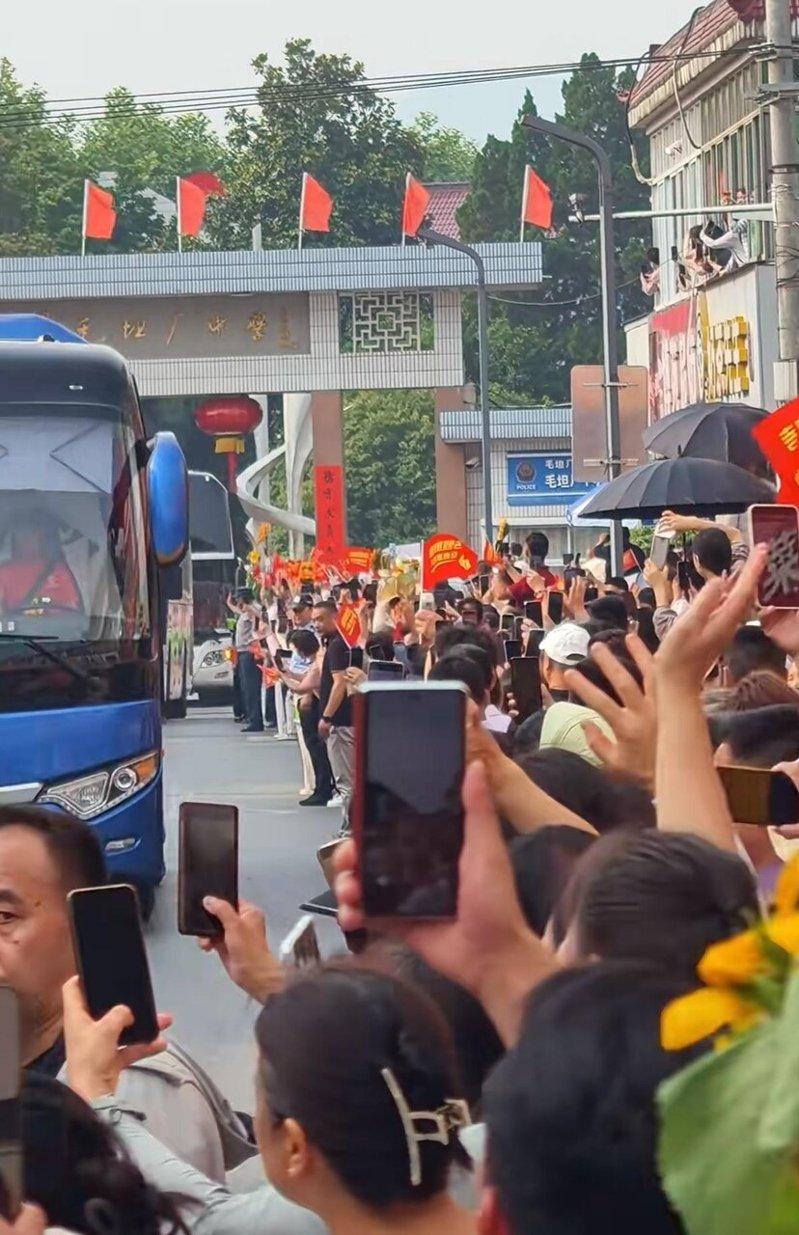毛坦厂中学送考。(视频截屏)
