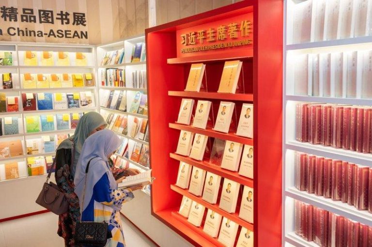确保「准确无误」引用…中国斥资11亿开发新AI推习思想 中国积极推广「习思想」,以习近平名义出版的书籍已经超过十几本,现在更藉「AI(人...
