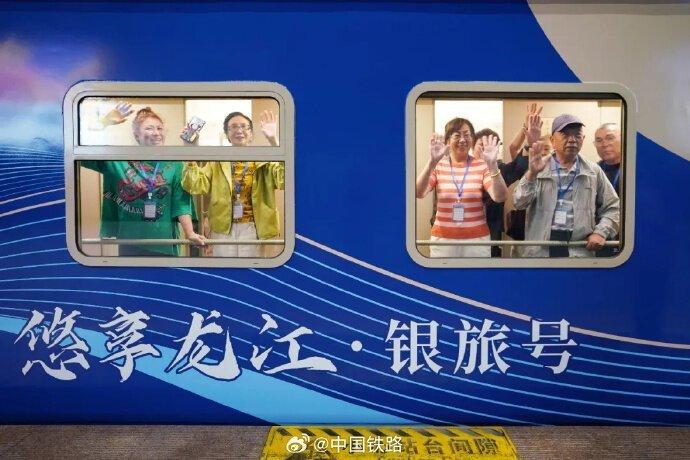 银发旅客出发前从列车上向月台工作人员挥手。（取材自微博）