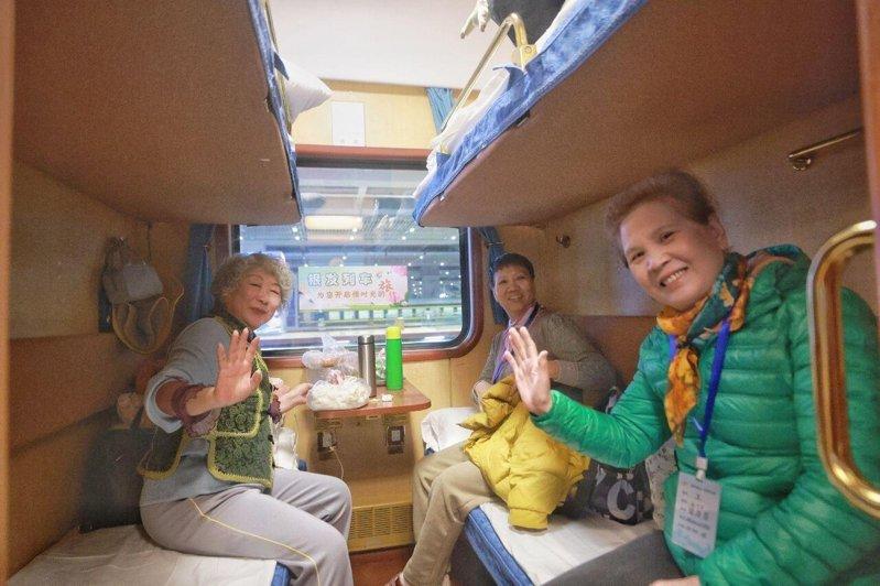 银发游客结伴而行。（中新社）