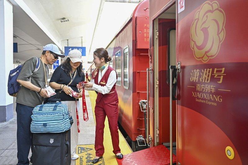 银发专列提供助旅客进站乘车服务。（中新社）
