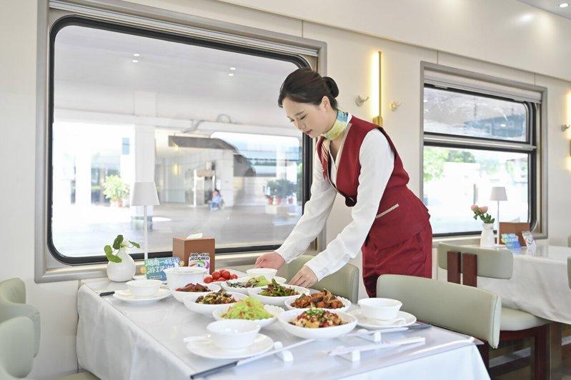 银发旅游专列「南方列车·潇湘号」上提供的特色餐饮。 （中新社）