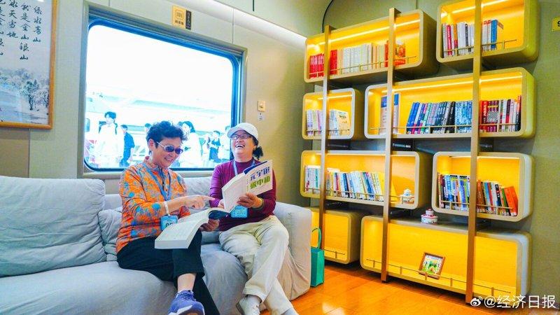 两位银发游客在「悠享龙江·银旅号」上看书。（取材自微博）