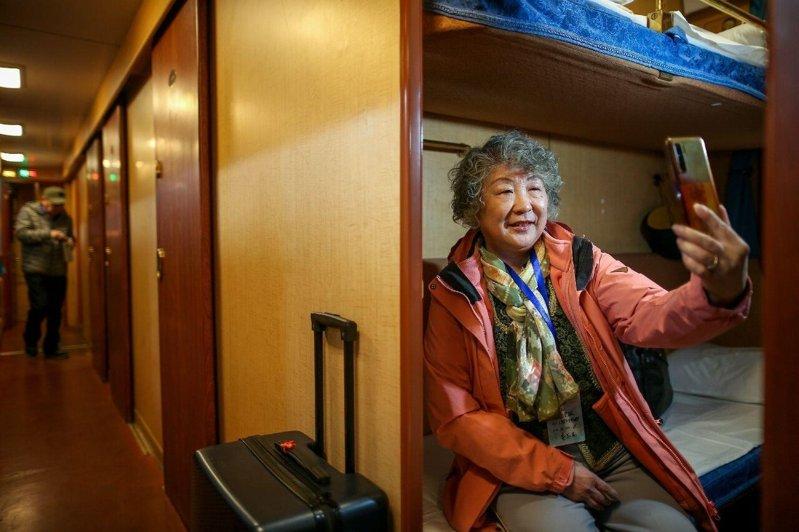 一名旅客在车厢里用手机自拍。（中新社）