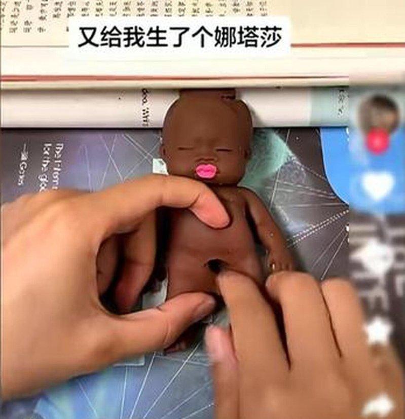 为「娜塔莎」做剖腹手术，还说生下了一个小「娜塔莎」。（视频截屏）