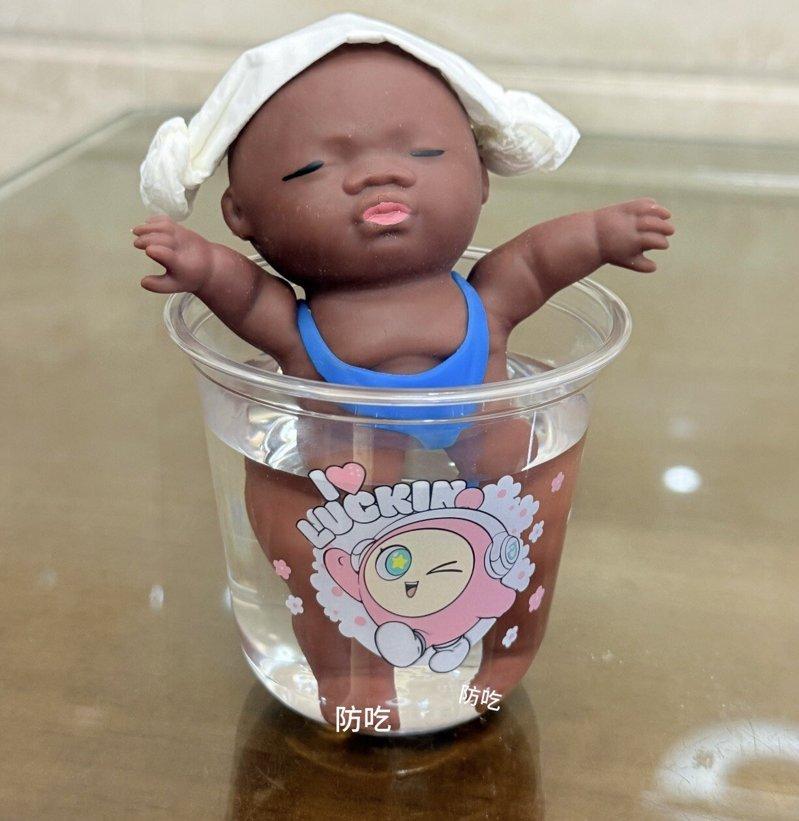 正在杯子里做日光浴的「娜塔莎」。（视频截屏）