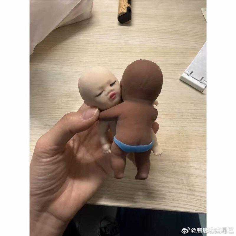 抱在一起的「娜塔莎」。（取材自微博））