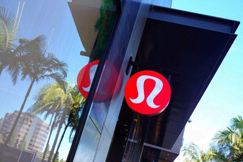 Lululemon下修全年财测与获利展望,反映北美市场需求疲弱、品牌竞争加剧及新...