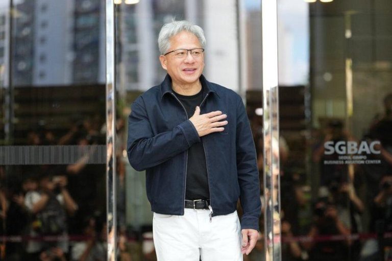 辉达首席执行官黄仁勋（Jensen Huang）5日抵达南韩首尔金浦机场。（美联社）