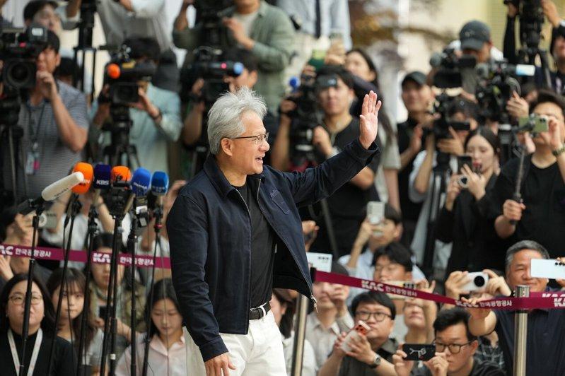 辉达首席执行官黄仁勋（Jensen Huang）5日抵达南韩首尔金浦机场，向媒体挥手...