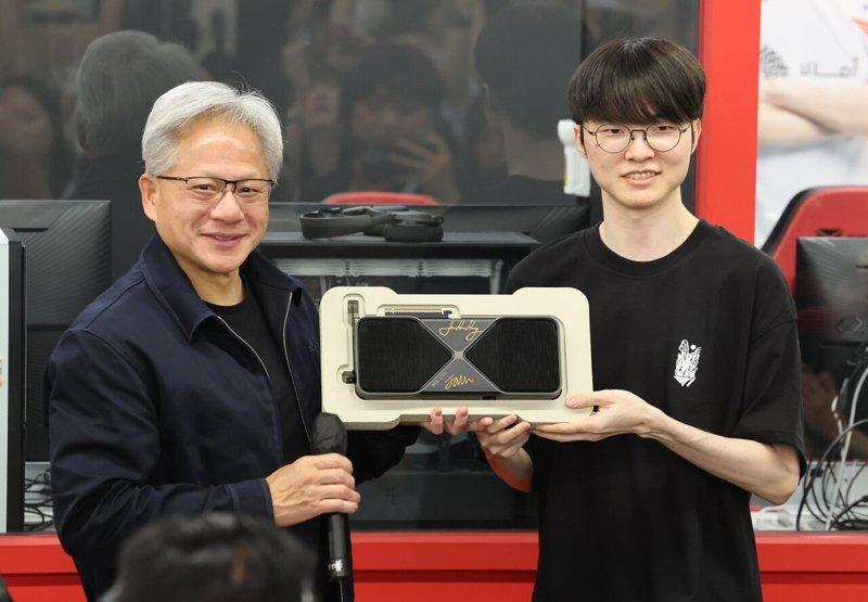 黄仁勋（左）致赠5090显卡给电竞传奇Faker。（欧新社）