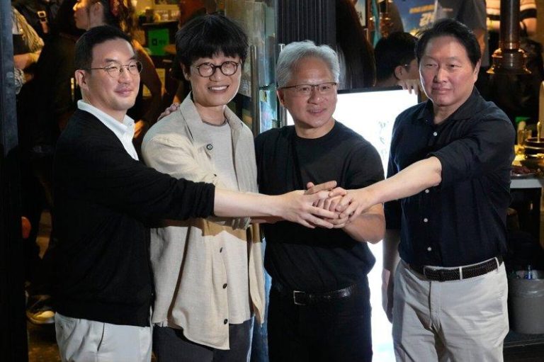 辉达（Nvidia）首席执行官黄仁勋（右二）5日在南韩首尔麻浦区弘大一带的烤五花肉店...