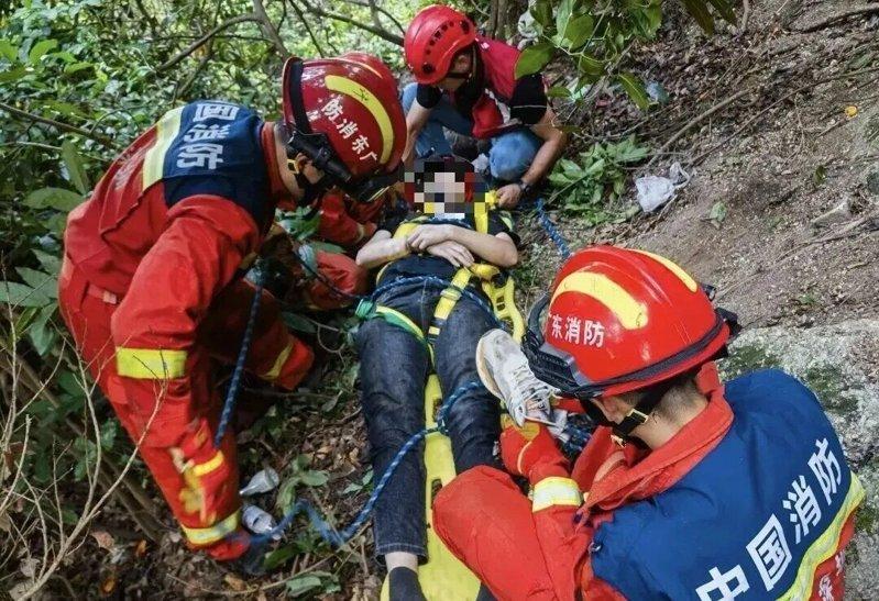 事主安全下降至地面。(取材自深圳新闻网)