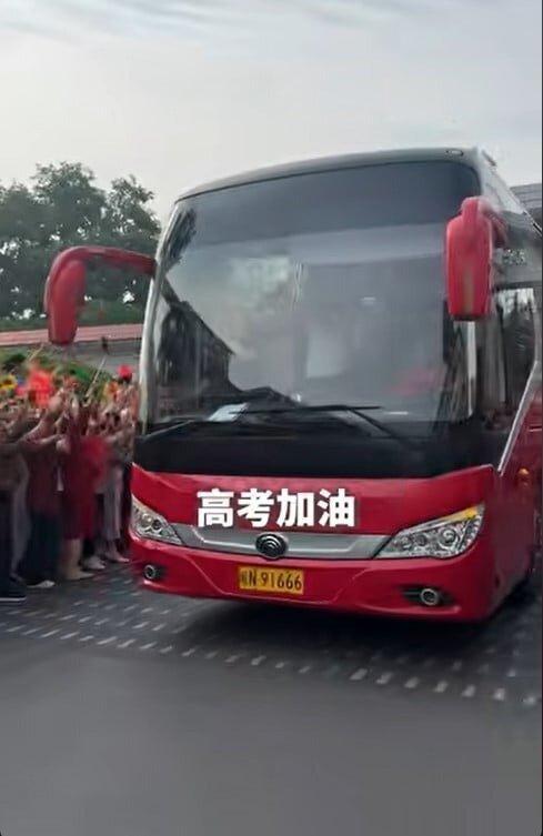毛坦厂再现盛大送考车队,「91666」头车载梦启程。 (视频截屏)