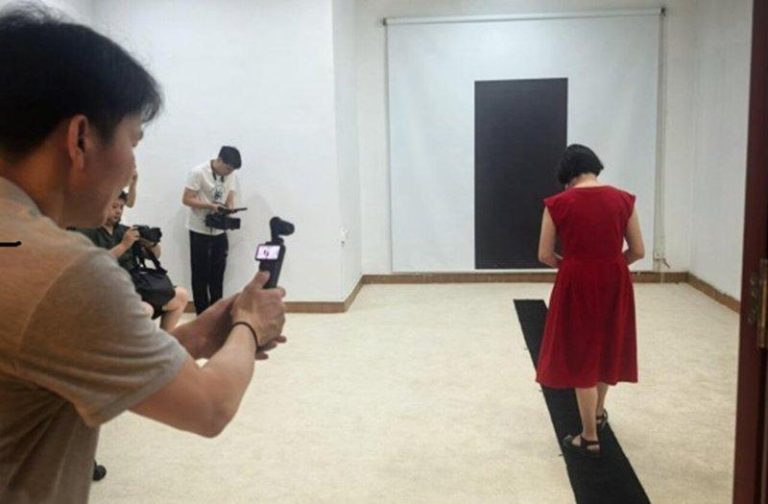 中国首例/侵入式脑机接口 盲人重见光明 可自主行走 由中南大学湘雅医院许惠卓教授团队主导的境内首例侵入式脑机接口视觉重建临床试验有重...