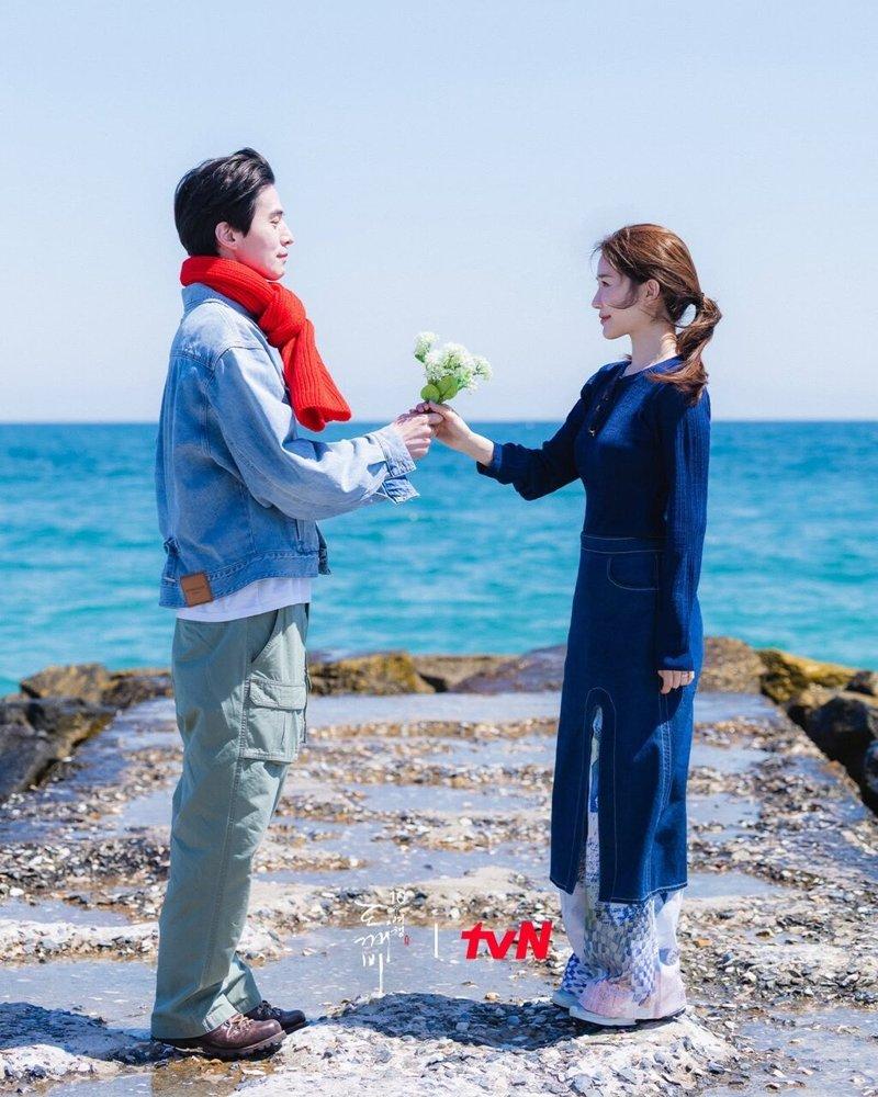 刘寅娜和李栋旭也站上经典位置。(tvN 提供)