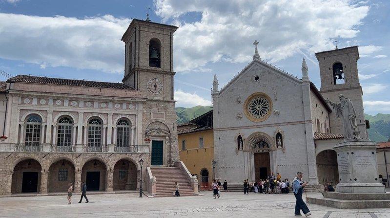 意大利中部古城诺西亚(Norcia)是天主教圣人圣本笃家乡,也是知名火腿产地。2...