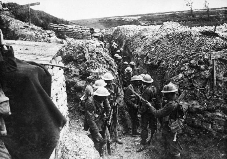 俄乌战争持续1569天 打得比一战久 无人机改变战场生态 1916年索姆河战役期间,法国博蒙哈梅尔地区一处战壕。(路透)
