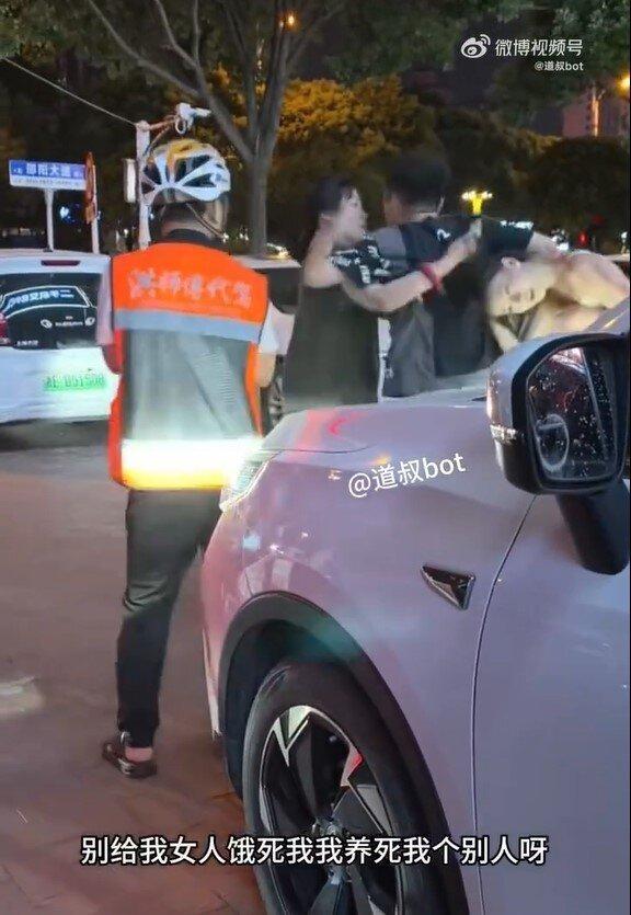 正宫揪发、痛殴小三的画面。（视频截屏）