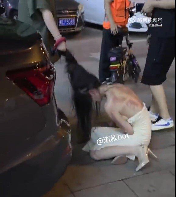 正宫揪发、痛殴小三的画面。（视频截屏）