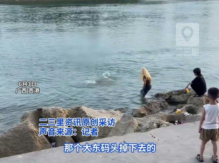金发女子下水想救溺水少女，但无法靠近。一名黑衣男性淡定蹲在岸边观看全程。（取材自...