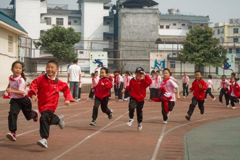 部分学校为提振学生学习精神和锻炼体能，会在课间安排学生在操场上跑步。示意图。(新...
