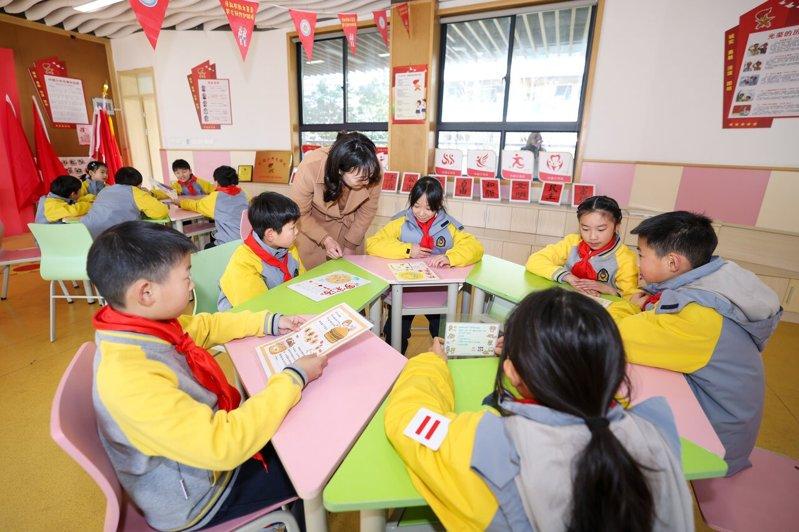 浙江省杭州市长寿桥岳帅小学老师为学生讲解健康均衡膳食知识。(新华社)