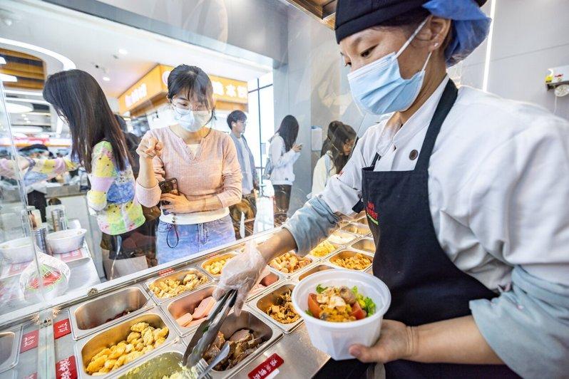 既要迈开腿,也要管住嘴。图为浙江一所大校食堂提供简餐。(新华社)