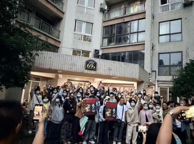 现场抗议人士。(取材自微博)