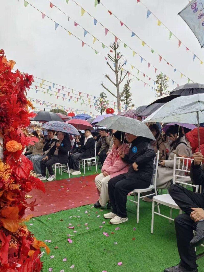 湖南衡阳市福音村村支部书记万晓凤在相亲活动中,和同村男青年邹先生一见钟情。图为两...