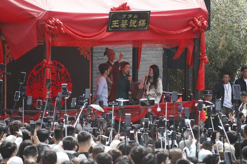 「王婆说媒」活动近年爆火,是一场流量的狂欢,也反映了部分青年对婚姻的焦虑。(中新...