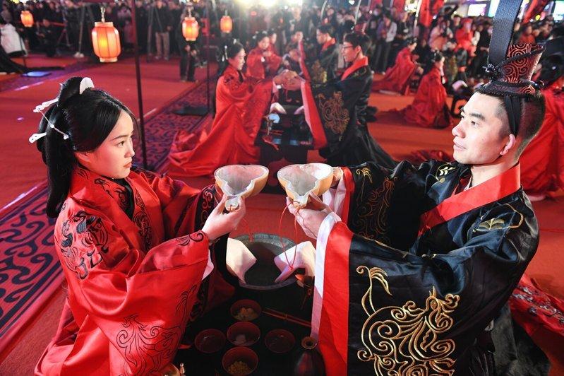 为疏解农村男青年的婚恋难题,中国多地陆续祭出「红娘奖」。图为湖南汉式集体结婚大典...