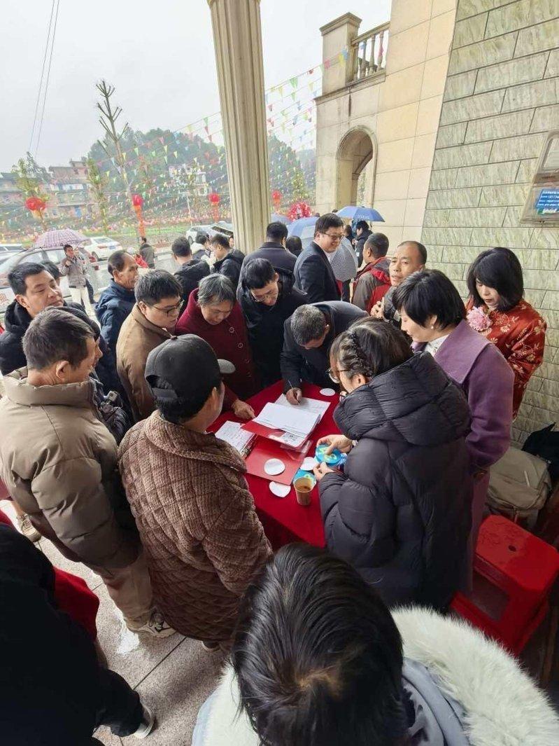 农村相亲联谊活动现场有不少人报名登记。(取材自微博)