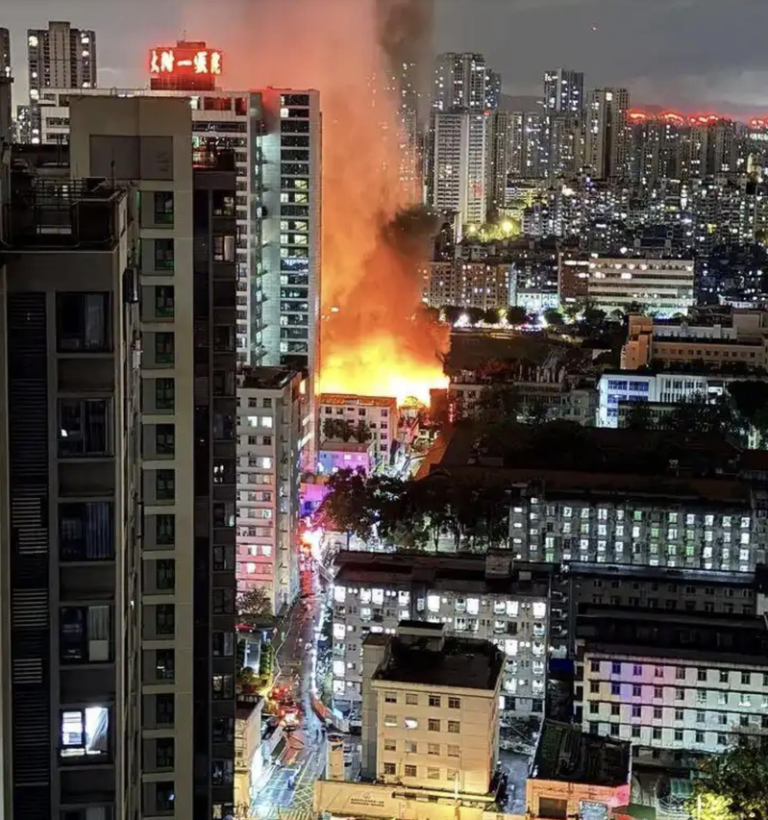 「福州最后的老巷」大火 多栋老屋烧到只剩框架 6月9日21时55分许,福州台江区上海街道下河里14号民房发生火灾,火势蔓延至几...