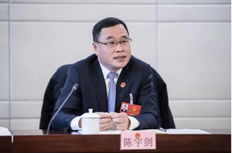 涉百亿集资爆雷? 上海「第3虎」副市长陈宇剑任内落马 1970年出生的上海副市长陈宇剑6月10日被官宣落马,因涉嫌违纪违法目前正接受纪...