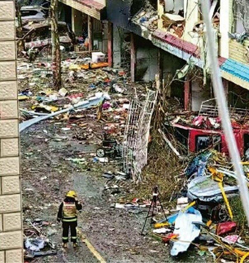 广西桂林兴安县兴安镇11日凌晨1时40分发生猛烈爆炸，周边大量房屋受损。（取材自...